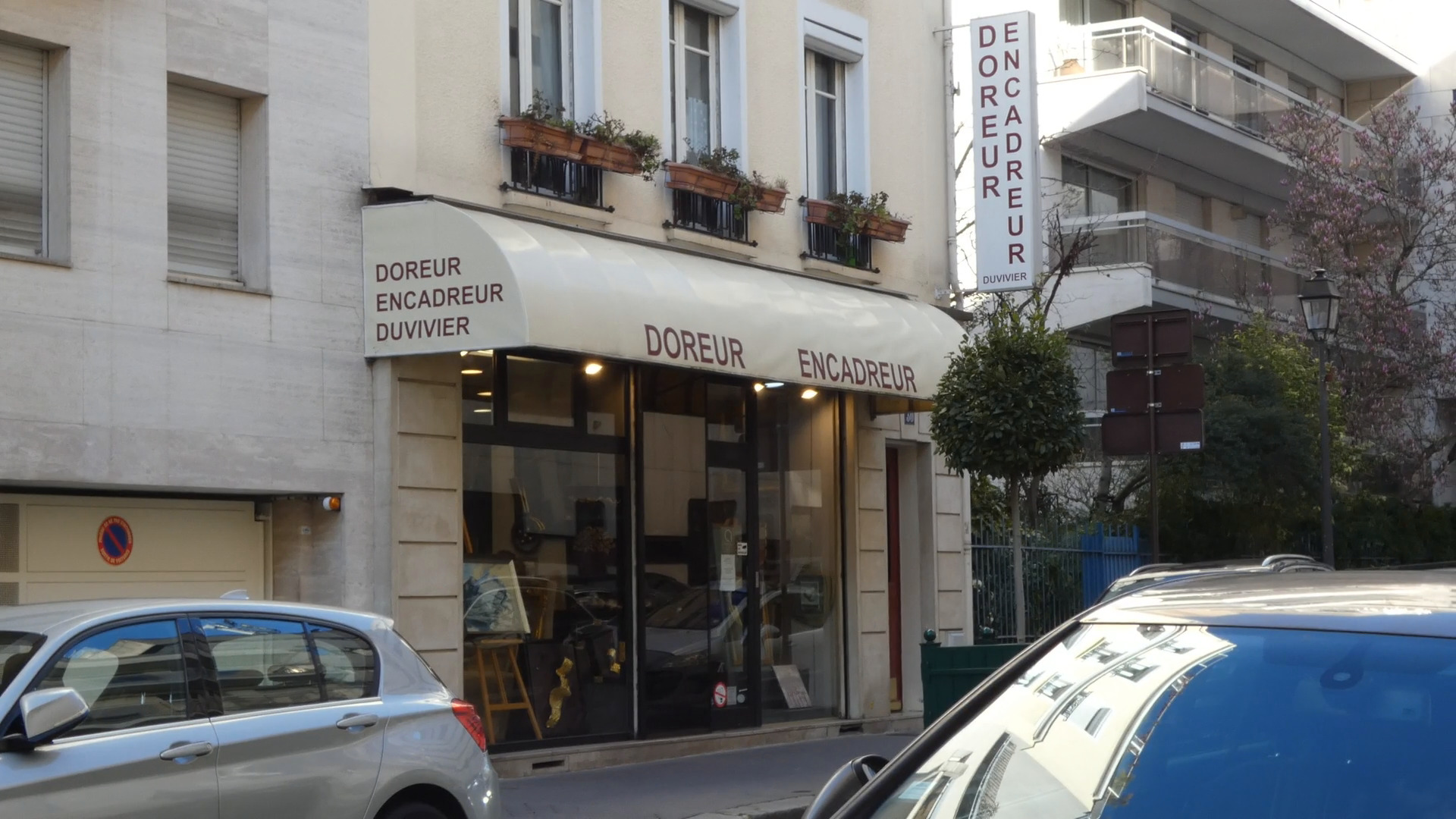 atelier duvivier devanture de la boutique et galerie au 30 rue de sablonville à Neuilly Sur Seine 